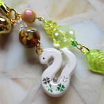 ◇2817再販『 ginchanman様 ご売約品』🍀白へびと四葉　十二支✤巳のストラップ🐍☘ ※１点物