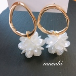 フープピアス✴︎ ホワイトフラワーピアス / イヤリング / ゆらゆら 揺れる/ パール フラワー/大ぶりピアス