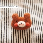 羊毛フェルト　りんごほっぺのくまちゃんブローチ