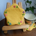 (送料無料)黄色の花刺繍コースター2個