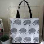 シュールなハリネズミくんのトートバッグ♪　黒×チェック 