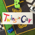 『Twins in Car』ステッカー