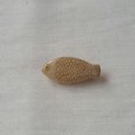 粘土の魚ブローチ　焦げ茶色