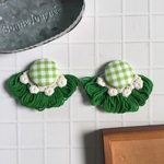くるみボタンの花びら広がるタッセルピアス(緑)