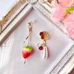 アシンメトリー／ビジューといちごのピアス・イヤリング　クリア