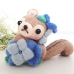 リスちゃんとピンクアジサイのストラップ　羊毛フェルト　