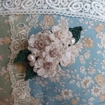 お花のブローチ（アイボリー）　《レース編み》