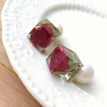薔薇とパールキャッチの水中花ピアス（在庫限定再販未定）