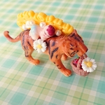 子守しちゃうトラのブローチ👶🐯