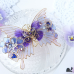 トランプとラベンダー色の蝶バレッタ（6cm金具）（hair ornaments of trump and lavender butterfly ）