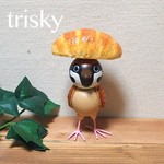 予約品）　木製）小鳥のオブジェ　パンを見つけたスズメ