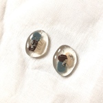 ブルー×ベージュ×ブラウン　ワイヤー　塗りかけネイル風大人ボタンピアス　イヤリング　プラ板アクセサリー　夏色アクセサリー