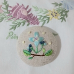 あじさいみたいな爽やかなお花🌷刺繍のくるみボタン(ヘアゴム)