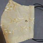 こだわりのマスク　顔側絹100%　黄色刺繍布　ノーズワイヤー付き　白ゴム選択可