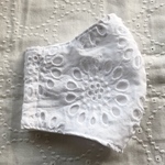 ラスト1点✩︎⡱【再販⑤】冠婚葬祭OK！夏マスク。レースマスク高級コットン刺繍　白　お花　大きめ立体マスク