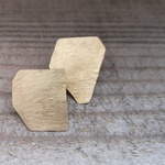 真鍮ピアス　ブラス　個性的　シンプル　軽い　マット　アシンメトリー　プレゼント　ラッピング　ゴールド　brass　mat