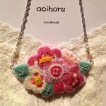 花束のネックレス 羊毛フェルトとビーズ刺繍