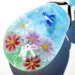 《コスモス畑》　ペンダント　ガラス　とんぼ玉　コスモス　うさぎ