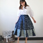 紺地に白いネモフィラのマチ入りスカート