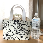ランチバッグ　白地に線描きの花