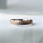 春色ピンク☆イニシャル刻印ができる人気のハワイアンリング 安心のサージカルステンレス 誕生石対応【1本価格】　