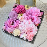 父の日に選ばれた【人気再販】誕生日・記念日ギフトに贈ろう！華やかな芍薬が際立つピンクのお花ボックスアレンジメント・フラワーギフト・プリザーブドローズ・ドライフラワー美しい詰め合わせ