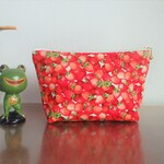 いちご柄ポーチ　～裏地はピンクのストライプ〜
