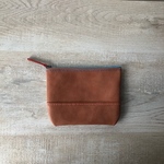 レザー　シンプル　ブラウンの革のポーチ　小物入れに《ブルーのファスナー》