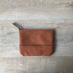 レザー　シンプル　ブラウンの革のポーチ　小物入れに《ピンクのファスナー》