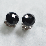 ブラックオニキス・カボションカットのスタッドピアス（6mm・チタンポスト）