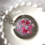 刺繍のバッグハンガー
