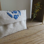 ポケットティッシュケース　青の舞う花の刺繍