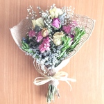 バラとかすみ草のスワッグ