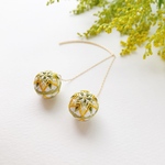 小粒千鳥のてまりピアス＊金雀枝