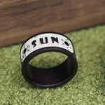 太陽柄彫刻入りsun 木の指輪(黒檀)