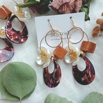 ホワイトフラワー×レッドドロップフープのピアス ／イヤリング