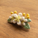 白いお花 手刺繍ブローチ