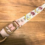 犬の革首輪　首周り約22～25に最適　白×桜ピンク革・手縫い・お花・オリジナル変りデザイン