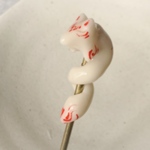 くるりと管を巻く管狐の飴細工簪(紅)