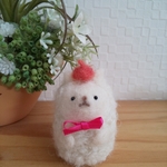 おしゃれをした つぶらな瞳のアルパカさん  羊毛フェルト