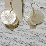 《送料無料🎵¥300》シェルフックピアス ホワイト