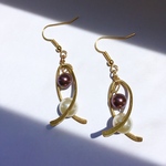 スワロフスキーパールのツイストリボンピアス