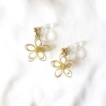 小さなワイヤーフラワーイヤリング・ピアス