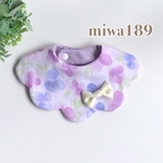水彩パンジーの花びらスタイ女の子