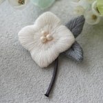 ふっくら庭花の刺繍ブローチ　［オフホワイト］