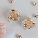 フラワーのビジューノンホールピアス(樹脂イヤリング)(100)白