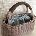 小さな籐のかごバッグ