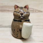 ヒゲ入れを持つキジトラねっこの置物
