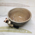 ネズミを捕まえたはいいけどどうしていいか分からないシャムねっこぐい呑