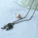 一輪の薔薇ネックレス